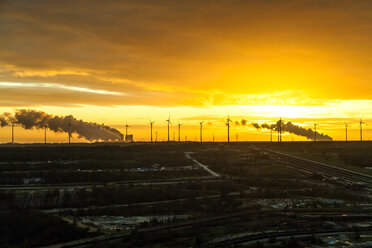 Deutschland, Nordrhein-Westfalen, Jüchen, Tagebau Garzweiler bei Sonnenaufgang, im Hintergrund der Windpark - PUF01073