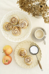 Selbstgebackener Apfelkuchen mit Rosenmuster - ECF01946