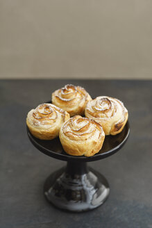 Selbstgebackener kleiner Apfelkuchen mit Rosenmuster auf Tortenständer - ECF01950