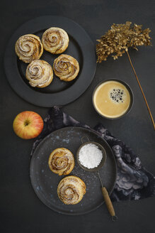 Selbstgebackener Apfelkuchen mit Rosenmuster - ECF01951