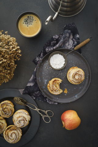 Selbstgebackener Apfelkuchen mit Rosenmuster, lizenzfreies Stockfoto