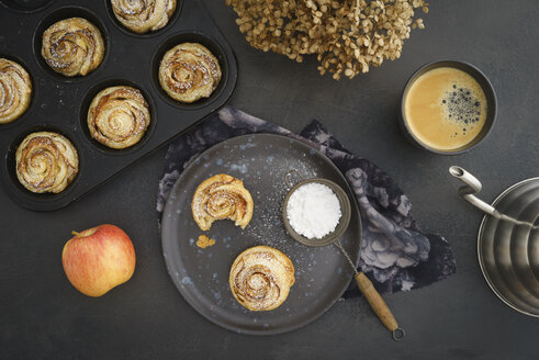 Selbstgebackener Apfelkuchen mit Rosenmuster - ECF01953