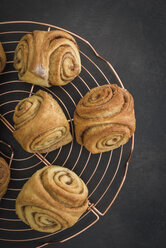 Selbstgebackene Franzbrötchen auf dem Kühlrost - ECF01954