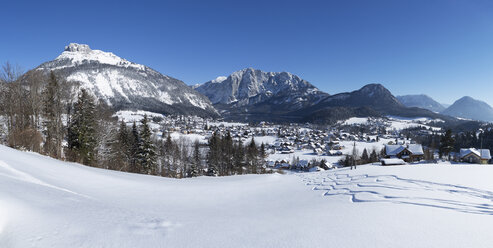 Österreich, Steiermark, Salzkammergut, Altaussee, Berg Loser links, Trisselwand im Winter - WWF03992