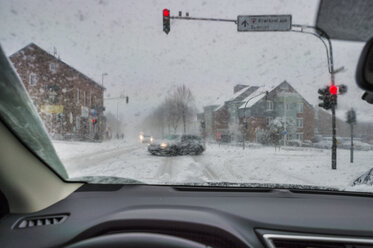 Auto auf einer Kreuzung im Winter stehend - FRF00621