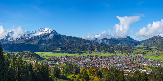 Deutschland, Bayern, Allgäu, Blick auf Oberstdorf, im Hintergrund Hoher Ifen, Gottesackerplateau, Toreck, Kleinwalsertal, Vorarlberg, Allgäuer Alpen in Österreich - WGF01153