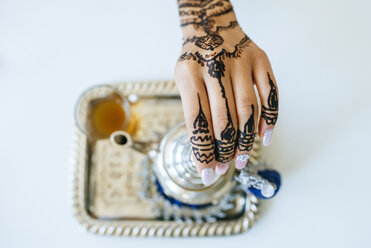 Marokko, Frauenhand mit Henna-Tätowierung, Nahaufnahme - KIJF01800