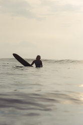 Indonesia, Bali, female surfer - KNTF00940