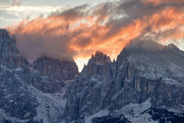 Italien, Südtirol, Langkofel und Plattkofel bei Sonnenaufgang - LOMF00676