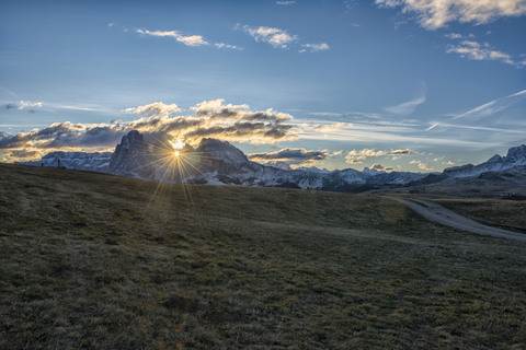 Italien, Südtirol, Seiser Alm, Langkofel und Plattkofel bei Sonnenaufgang, lizenzfreies Stockfoto