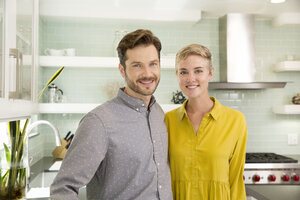 Porträt eines lächelnden Paares in der Küche - MFRF01073