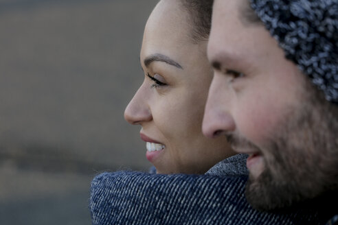 Porträt eines lächelnden jungen Paares dicht beieinander im Freien - HHLMF00081