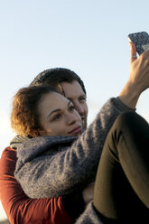 Junges Paar nimmt Selfie im Freien - HHLMF00084