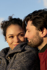 Portrait of smiling young couple close together outdoors - HHLMF00085