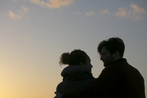 Silhouette eines jungen Paares im Freien bei Sonnenuntergang - HHLMF00097