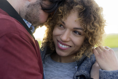 Porträt eines lächelnden jungen Paares dicht beieinander im Freien - HHLMF00137
