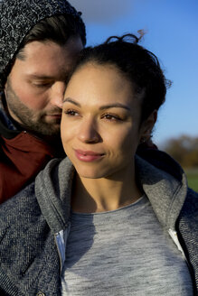 Porträt eines lächelnden jungen Paares dicht beieinander im Freien - HHLMF00140