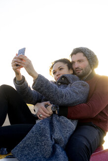 Junges Paar nimmt Selfie im Freien - HHLMF00146