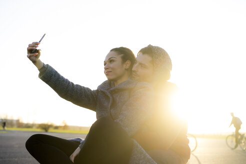 Junges Paar nimmt Selfie bei Sonnenuntergang - HHLMF00147