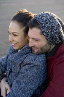 Porträt eines glücklichen jungen Paares, das sich im Freien aufhält - HHLMF00148