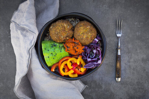 Mittagsschüssel mit Quinoa, Rotkohl, Paprika, Avocado, Quinoa-Fritters, Ajvar und schwarzem Sesam - LVF06571