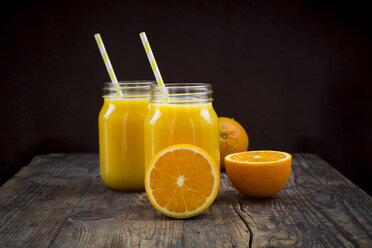 Freshly squeezed orange juice in jars with straws - LVF06577