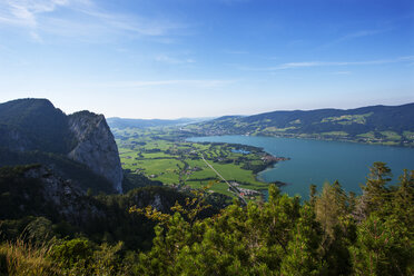 Austria, Salzkammergut, Mondseeland, View from Almkogel to Drachenwand and Mondsee - WWF04041