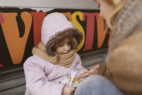 Belgien, kleines Mädchen teilt sich im Winter eine belgische Waffel mit ihrem Bruder - KMKF00106