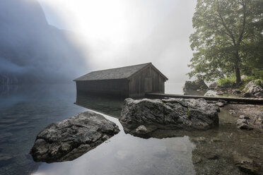 Deutschland, Bayern, Berchtesgadener Alpen, Obersee, Bootshaus - RPSF00072