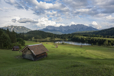 Germany, Bavaria, Werdenfelser Land, lake Geroldsee with hay barn, in background the Karwendel mountains - RPSF00076
