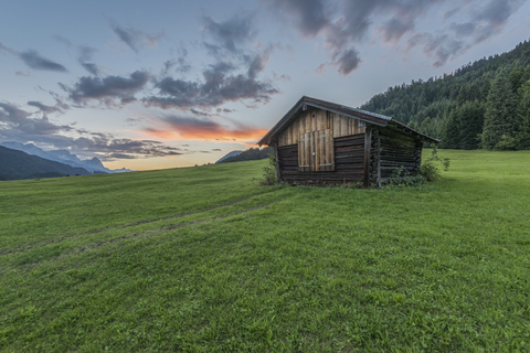 Deutschland, Bayern, Werdenfelser Land, Heustadel bei Sonnenaufgang, lizenzfreies Stockfoto