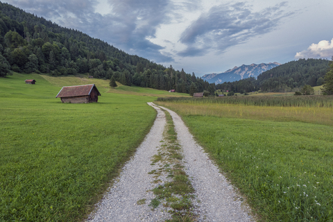 Deutschland, Bayern, Werdenfelser Land, Heustadel am Morgen, lizenzfreies Stockfoto