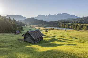 Deutschland, Bayern, Werdenfelser Land, Geroldsee mit Heustadl, im Hintergrund das Karwendelgebirge - RPSF00081