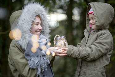 Kleines Mädchen überrascht ihre Schwester mit einem selbstgemachten Geschenk im Freien - LBF01707