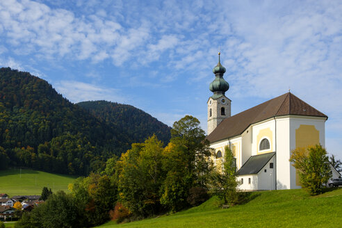Deutschland, Bayern, Ruhpolding, Ansicht der Kirche St. Georg - LBF01711