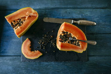 Papaya geschnitten auf Schieferplatte - KIJF01816