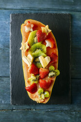 Halbe Papaya mit Bananenstücken, Kiwi und Erdbeeren - KIJF01827