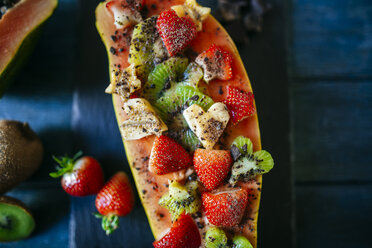 Nahaufnahme von Papaya mit Kiwi, Banane und Erdbeeren mit Schokoladenrasur - KIJF01844