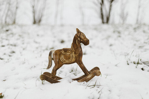 Schaukelpferd aus Holz im Schnee - KMKF00108