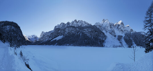 Österreich, Oberösterreich, Salzkammergut, Gosau, Gosausee im Winter, Dachstein und Gosaukamm - WWF04042