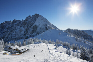 Österreich, Oberösterreich, Salzkammergut, Gosau, Skigebiet Dachstein-West, Schipiste gegen die Sonne, Zwieselalm, Sonnenalm mit Blick auf Gosaukamm, Dachsteinmassiv - WWF04046