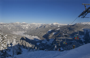 Österreich, Oberösterreich, Salzkammergut, Gosau, Skigebiet Dachstein-West, Zwieselalm, Blick auf Gosau, Sessellift - WWF04047