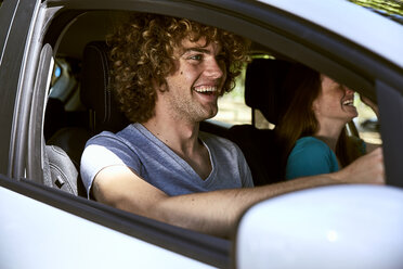 Laughing young couple in car - SRYF00720