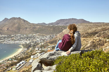 Südafrika, Kapstadt, junges Paar, das an der Küste sitzt und die Aussicht genießt - SRYF00732