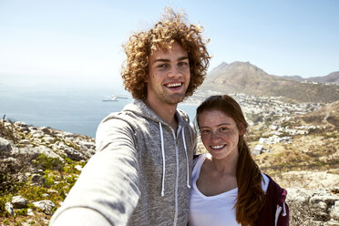 Südafrika, Kapstadt, glückliches junges Paar, das ein Selfie auf einer Reise macht - SRYF00734