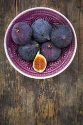 Organic figs in a bowl - LVF06579