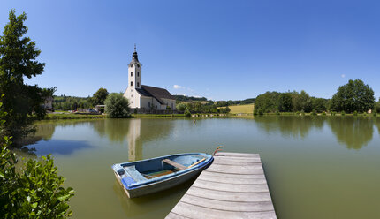 Austria, Upper Austria, Hausruckviertel, Bad Schallerbach, Spa Town, Schoenau, Parish Church at lake - WWF04058