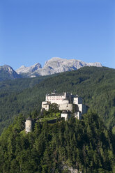 Österreich, Bundesland Salzburg, Werfen, Burg Hohenwerfen, im Hintergrund der Hochkönig - WW04061