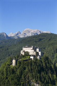 Österreich, Bundesland Salzburg, Werfen, Burg Hohenwerfen, im Hintergrund der Hochkönig - WW04061