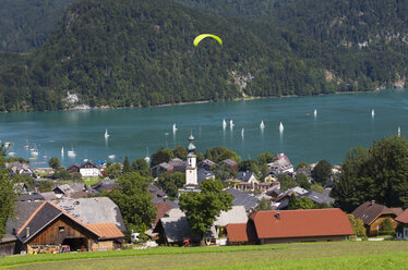 Austria, Salzburg State, Salzkammergut, Sankt Gilgen, Lake Wolfgangsee, Paraglider - WWF04067